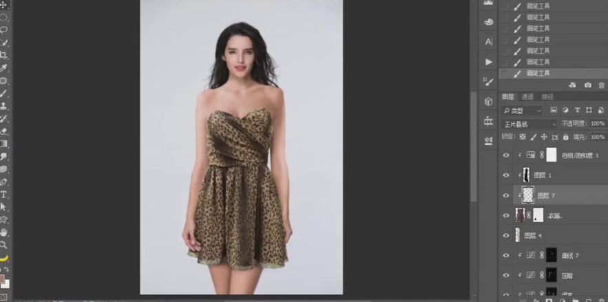 如何用PS把照片里的衣服P掉?